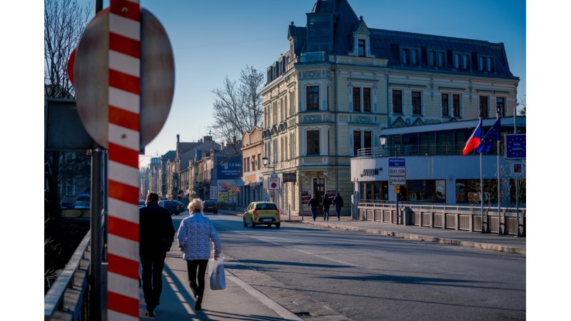 Para przekraczająca przejście graniczne na Moście Przyjaźni